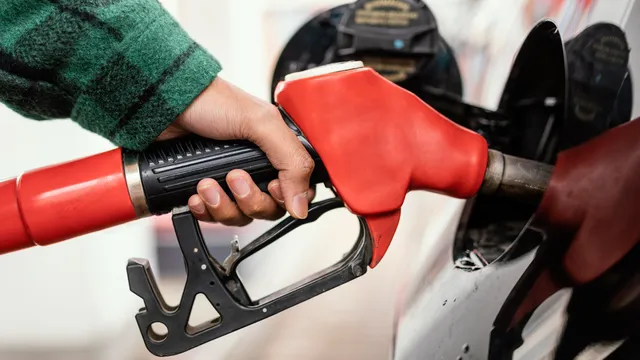 Benzina e diesel, dal 1° dicembre scattano gli aumenti: i nuovi importi del carburante