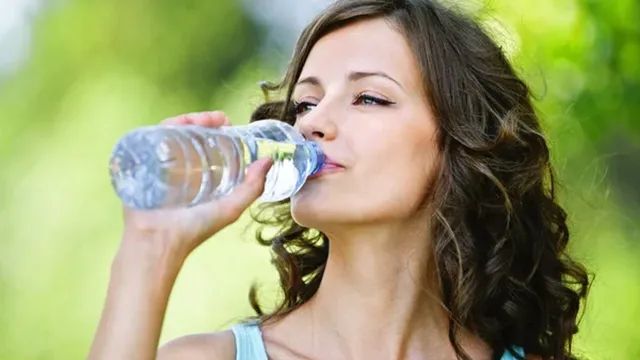 Quanta acqua devi bere ogni giorno per rimanere in forma? Ecco la risposta della scienza