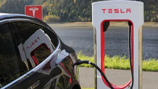 Tesla registra profitto record ma avverte di incertezza economica futura