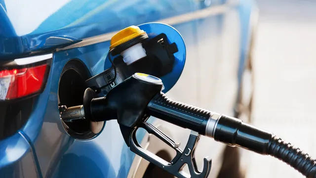 Acqua nella benzina, è allarme: come accorgersene e cosa fare per evitare danni al motore?