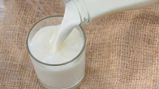 Latte sintetico in arrivo nei supermercati ed è polemica: cos’è e com’è fatto?