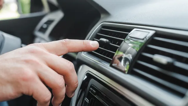 Aria condizionata in auto, in questi casi è vietata e scatta una multa da 400€: ecco come evitarla