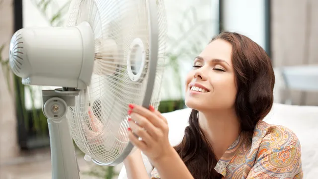Ventilatore acceso tutta la notte, ecco perché è una pessima idea: i rischi per la salute