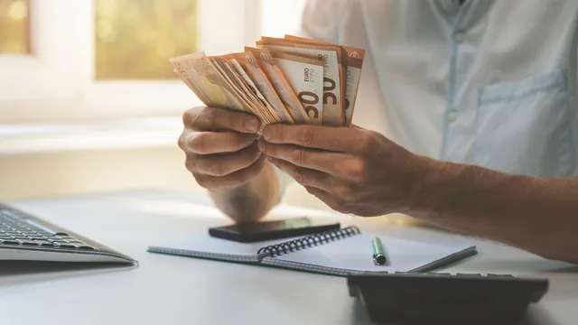 Busta paga, 250€ in più ai genitori lavoratori, ma solo su richiesta: ecco come averli