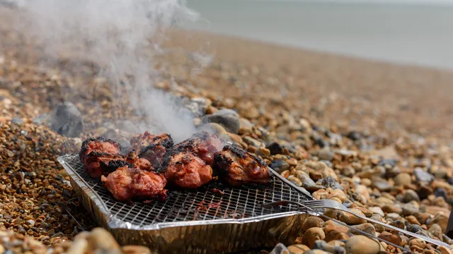 Si può fare il barbecue in spiaggia? In questi casi si rischiano multe fino a 500€