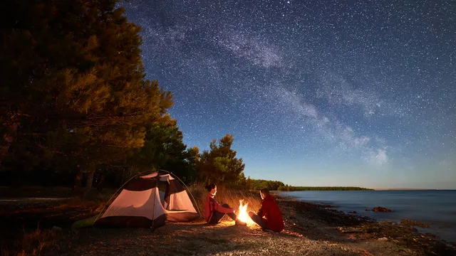 Si può dormire in spiaggia? Ecco cosa dice la Legge (e quando si rischia una salata multa)