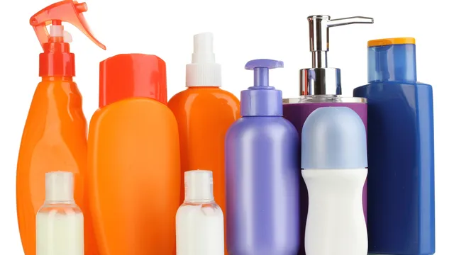 Allarme cosmetici tossici, ritirati più di 7.000 prodotti tra detergenti e deodoranti: l'elenco completo