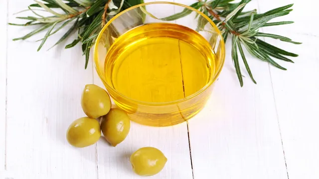 Il prezzo dell’olio EVO sale e aumenta la concorrenza sleale: olio contraffatto sugli scaffali