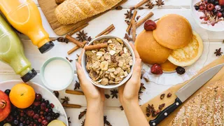 Ricette per la prima colazione, da preparare in anticipo: energia per iniziare la giornata senza fretta 