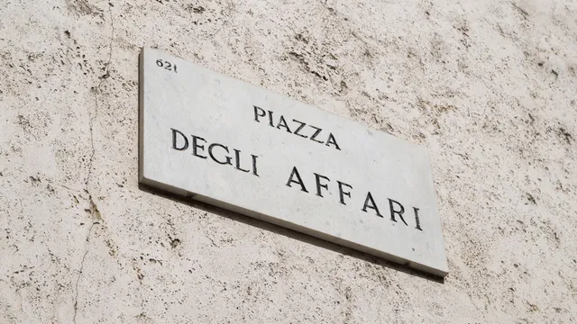 Unicredit ancora sotto ai riflettori. El.En. prova a reagire, debole Generali.