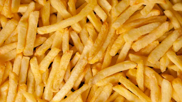Richiami alimentari, rischio allergeni per patatine fritte, sesamo contaminato: lotti e prodotti ritirati dal mercato