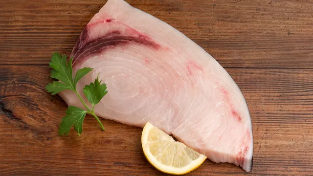 Richiami alimentari, pesce spada surgelato ritirato dal mercato: perché e quali sono i lotti da non consumare