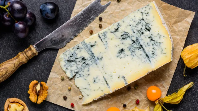 Richiami alimentari, Gorgonzola DOP ritirato dal mercato per contaminazione batterica: i lotti interessati