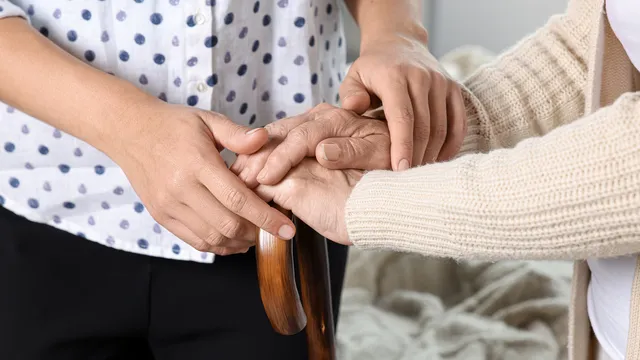 Aumento stipendi colf e badanti 2024, 1.000€ in più da sostenere ogni anno: i nuovi importi previsti
