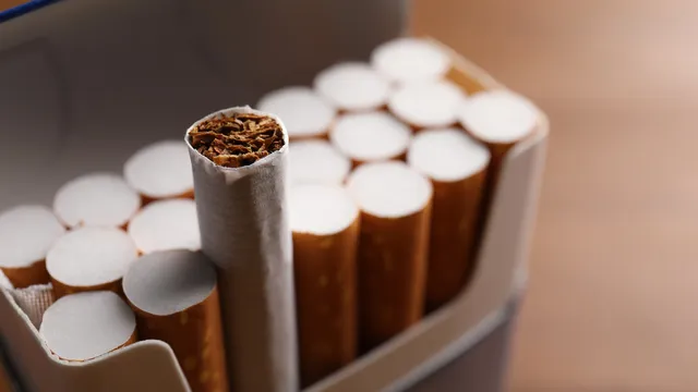 Nuovo aumento al prezzo delle sigarette nel 2024, fino a 10 centesimi in più al pacchetto: i costi aggiornati