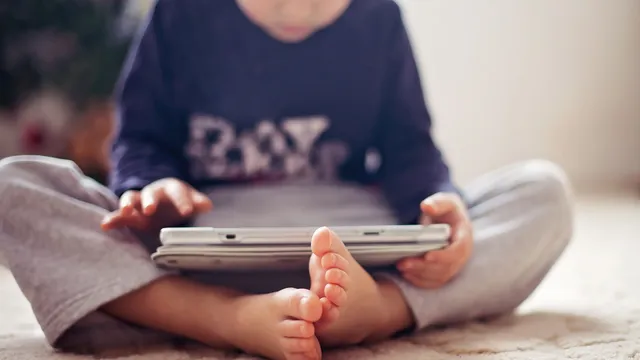 Lo schermo di smartphone e tablet danneggia il cervello dei bambini: i risultati del nuovo studio