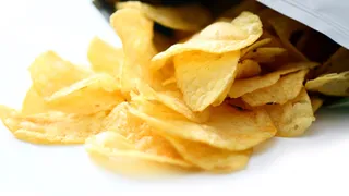 Richiami alimentari, patatine chips ritirate dal mercato per rischio chimico: tutti i lotti pericolosi