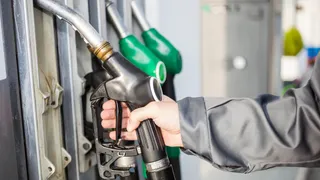 Prezzo della benzina in aumento prima di Pasqua: i nuovi costi di self e servito