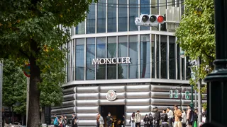 Lusso: Barclays si aspetta un buon trimestre per Moncler e Prada