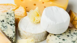 Richiamo alimentare per formaggio, Carrefour segnala possibile contaminazione: il lotto da evitare