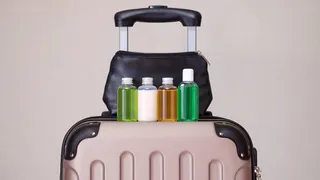 Liquidi in aereo, novità per il bagaglio a mano: addio al limite dei 100 ml. Ecco in quali aeroporti