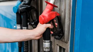 Prezzo benzina e diesel in calo a luglio 2024, i costi Self e Servito
