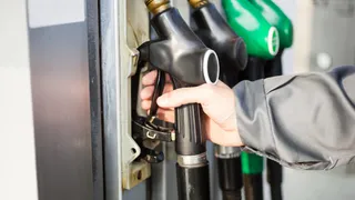 Nuovo aggiornamento al prezzo di benzina e diesel, costi ancora in calo