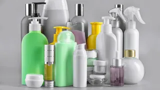 Allarme PFAS nei cosmetici, ritrovati nei prodotti di grandi marchi