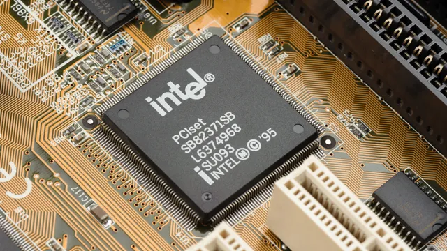 Dopo Tavares anche il CEO di Intel lascia ma il mercato festeggia