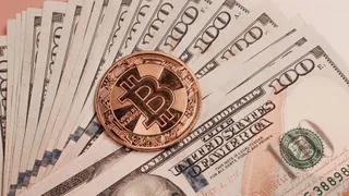 Bitcoin su nuovi record oltre i 100 mila dollari, piace il cambio al vertice della SEC