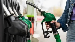 Prezzi di benzina e diesel in calo, quanto si risparmia a dicembre 2024