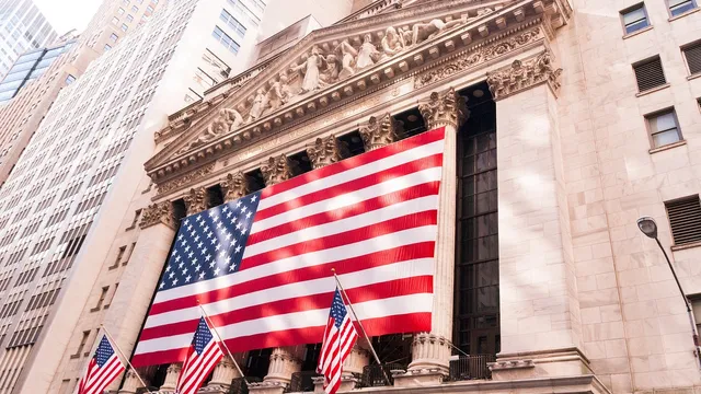 Wall Street in rosso: il Dow crolla di 1.100 punti dopo l’annuncio della Fed