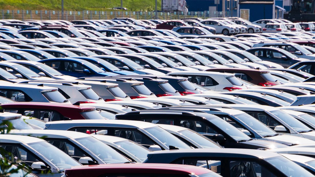 Auto Ue in calo con i dazi, Stellantis guida la retromarcia