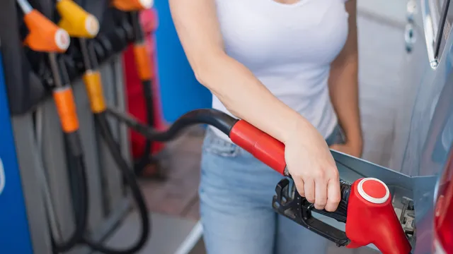 Prezzo di benzina e diesel in calo a maggio 2025, i costi aggiornati