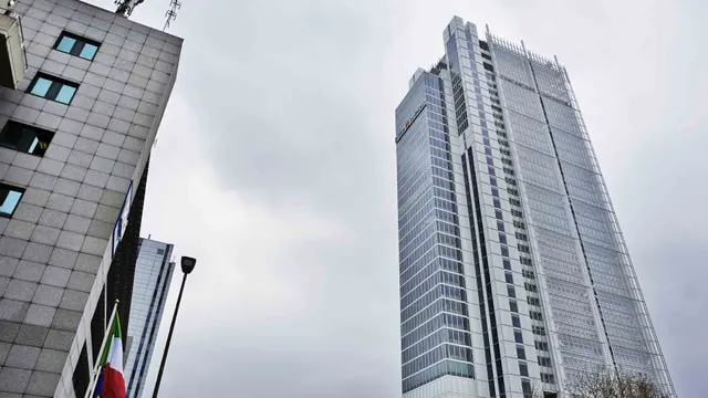 Intesa, dati record, ma il mercato prende profitto