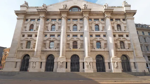 Piazza Affari negativa, dazi e risiko bancario sempre in primo piano