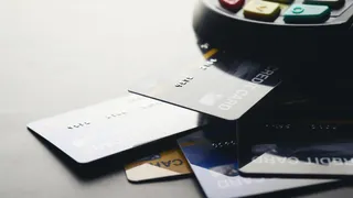 Estate 2025, attenzione alle carte di credito o debito per pagare all’estero