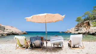 Ferragosto 2025 in spiaggia, quanto costa una giornata al mare e come risparmiare