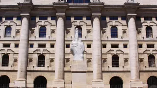 Piazza Affari giù, dati macro deboli e tensioni sui dazi