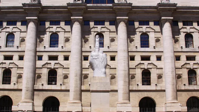 Piazza Affari giù, dati macro deboli e tensioni sui dazi