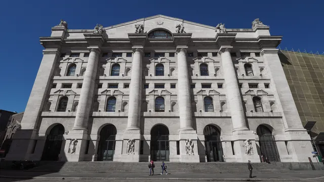 Piazza Affari negativa, arretra dai massimi pluriennali