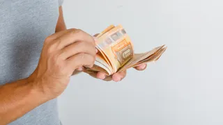 Bonifici tra parenti e amici, limiti 2025, causali e controlli dell’Agenzia delle Entrate