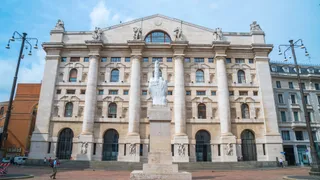 Piazza Affari negativa con banche e petroliferi