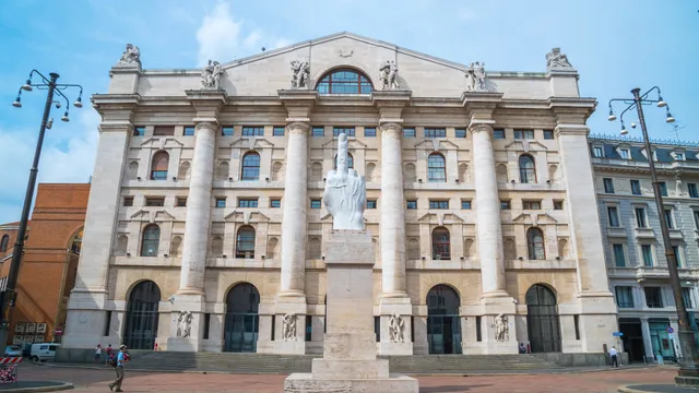 Piazza Affari negativa con banche e petroliferi
