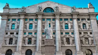 Piazza Affari in verde: brillano MPS-Mediobanca e Avio