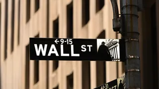 Wall Street in Rosso: Auto e Tech Zavorrano i Listini