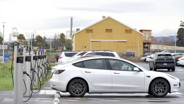 Incentivi auto elettriche 2025, slitta il click day del 15 ottobre, come richiederli