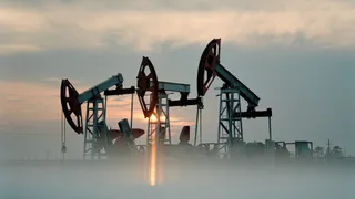 Petrolio giù su rischi crescita economica e eccesso offerta