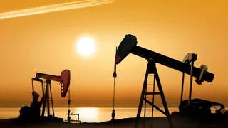 Petrolio ai minimi triennali: tra crescita debole e incertezza globale