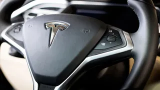 Tesla: segnali di debolezza dopo il Bearish Engulfing, rischio correzione verso 360 dollari